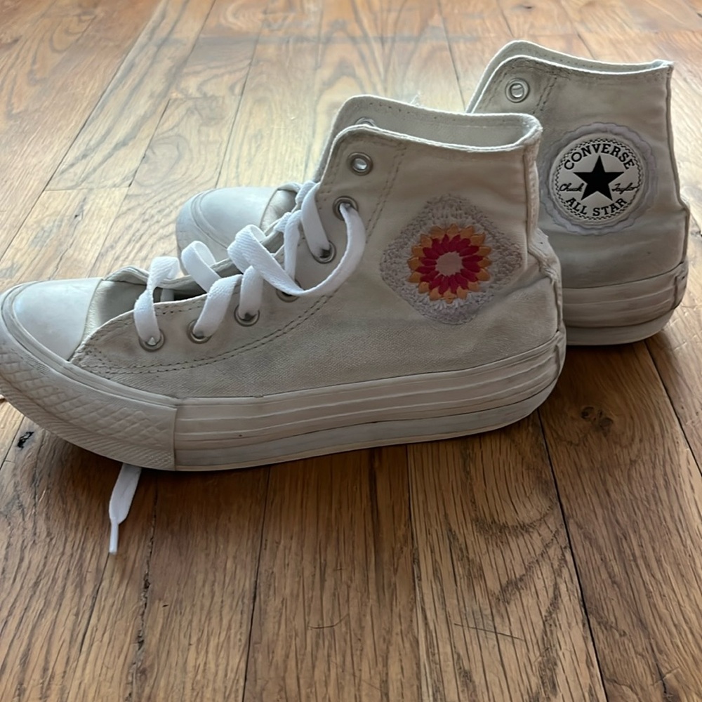 High Top Converse white with embroidered flower